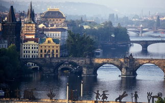 布拉格的河叫什么名字来着，在城市中的诗意河流