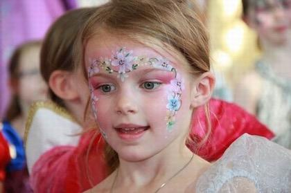 7月15日，亚布力雪山水世界举办“小丑脸，敢想敢秀”面部彩绘秀活动